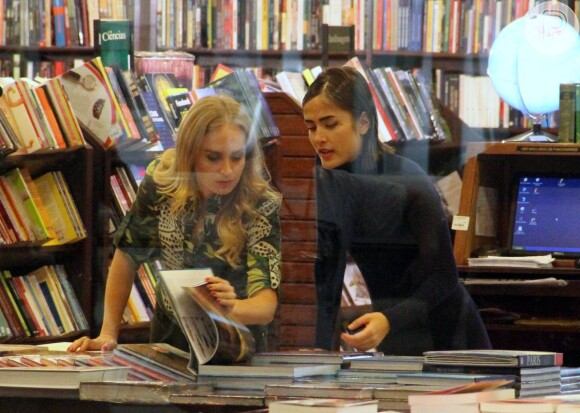 Maria Casadevall e Angélica gravam em uma livraria