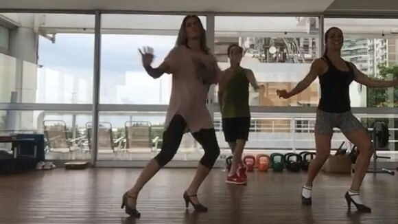 Deborah Secco demonstra habilidade com coreografia em aula: 'Dançando sempre'