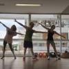 Deborah Secco postou dois vídeos nos quais aparece dançando na aula