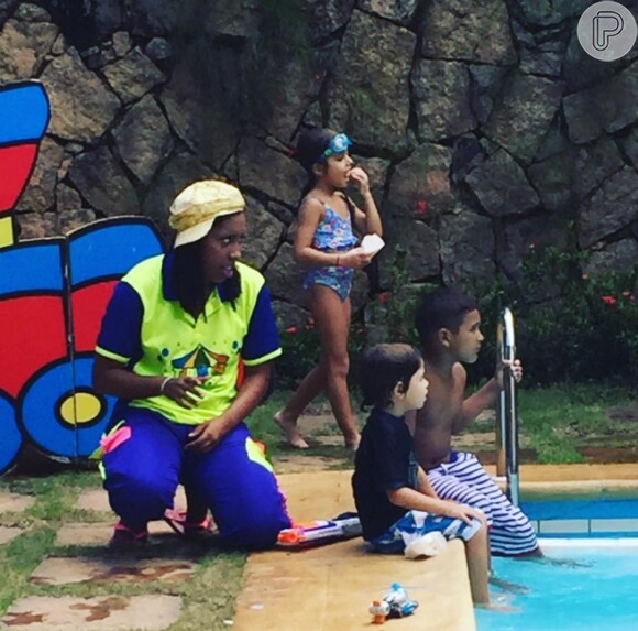 Luana Piovani mostrou o filho Dom se divertindo na piscina durante a festa