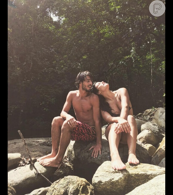 Giulia Costa e Breno Leonne já haviam posados juntos em uma cachoeira