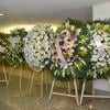 Coroas de flores foram enviadas por amigos e familiares para o velório de Claudio Cavalcanti
