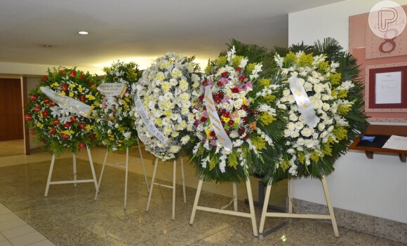 Coroas de flores foram enviadas por amigos e familiares para o velório de Claudio Cavalcanti