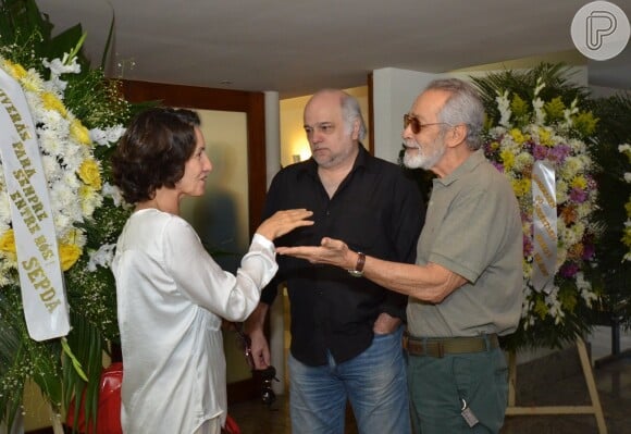 Os atores Paulo Gracindo Jr, Jayme Periard e Cassia Kis Magro estiveram presentes no velório de Claudio Cavalcanti