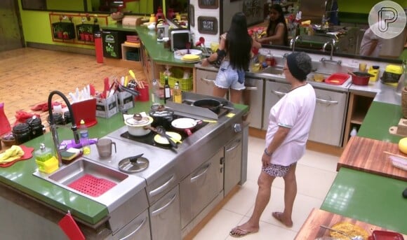 Munik foi criticada por conversa com Geralda na cozinha durante a noite do último domingo  (27)