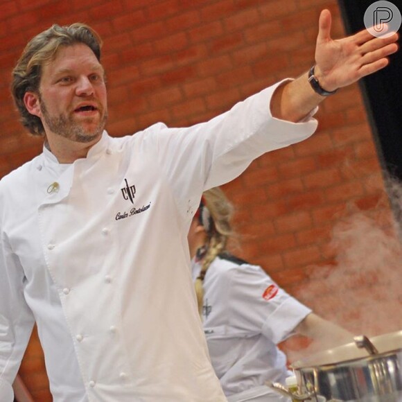 O chef Carlos Bertolazzi é dono do restaurante Zena Caffé, em São Paulo, e apresentador dos programas 'Hell's Kitchen', 'Cozinha Sob Pressão' e 'BBQ Brasil', do SBT