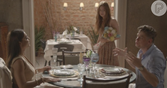 A aposta entre Arthur (Fábio Assunção) e Carolina (Juliana Paes) que selou o destino de Eliza (Marina Ruy Barbosa) em 'Totalmente Demais' aconteceu quando ela vendia flores e os conheceu em um restaurante