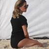 Deborah Secco posa sexy para fotos e mostra boa forma em ensaio na praia, nesta terça-feira, 29 de março de 2016