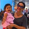 Carolina Ferraz e filha Anna Izabel posam sorridentes em aeroporto, nesta terça-feira, 29 de março de 2016