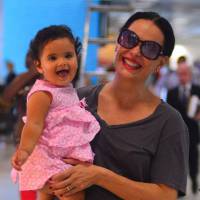 Carolina Ferraz e filha Anna Izabel posam sorridentes em aeroporto. Veja fotos!