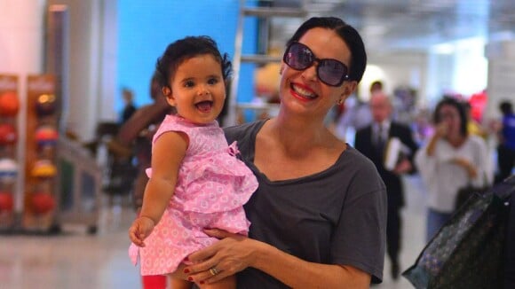 Carolina Ferraz e filha Anna Izabel posam sorridentes em aeroporto. Veja fotos!