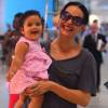 Carolina Ferraz se diverte com a filha Anna Izabel em aeroporto, nesta terça-feira, 29 de março de 2016