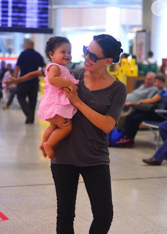 Carolina Ferraz se divertiu ao fazer cócegas na filha Anna Izabel, de 10 meses