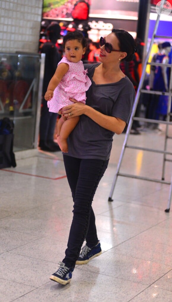 Carolina Ferraz e a filha caçula, Anna Izabel, circularam no aeroporto Santos Dumont, no Rio, nesta terça-feira, 29 de março de 2016