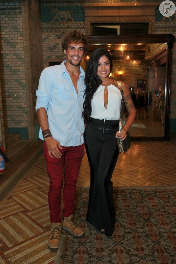 Aline Riscado e Felipe Roque assumiram o namoro na última sexta-feira (25)