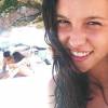 Lara Rodi, irmã de Cauã Reymond, fez uma selfie na Praia da Joatinga e entregou o ator com a namorada, Mariana Goldfarb. A foto foi publicada no domingo, 27 de março de 2016