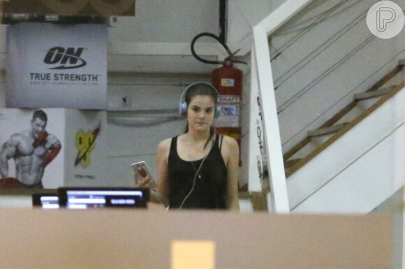 Camila Queiroz malhou em academia da Barra da Tijuca, Zona Oeste do Rio de Janeiro, na madrugada desta quarta-feira, 30 de março de 2016