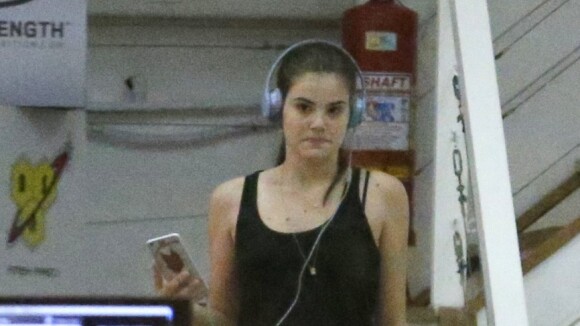 Camila Queiroz tira a madrugada para malhar e fazer compras em supermercado