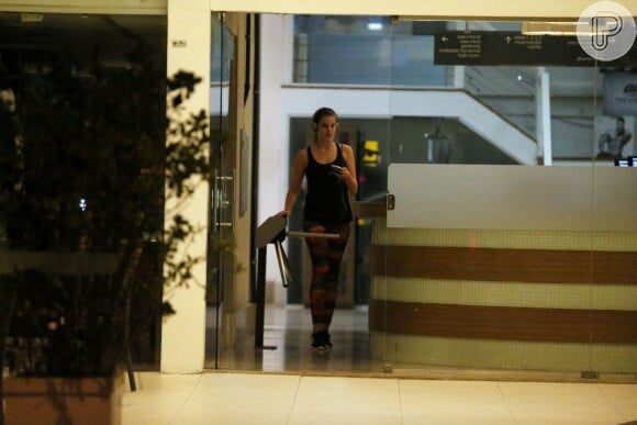 Camila Queiroz tirou a madrugada para se exercitar em uma academia