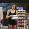 Camila Queiroz comprou artigos para bebê em supermercado após malhar na madrugada desta quarta-feira, 30 de março de 2016