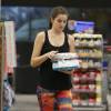 Camila Queiroz comprou artigos para bebê em supermercado após malhar na madrugada desta quarta-feira, 30 de março de 2016