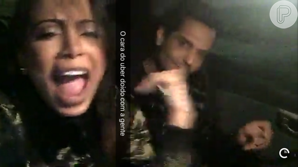 Anitta aparece animada, cantando e dançando com amigos dentro de um Uber, a caminho de balada em Los Angeles, nos Estados Unidos