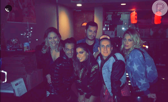 Anitta posa com grupo de amigos, que inclui Jeremy Scott, diretor criativo da Moschino, em balada em Los Angeles,nos Estados Unidos