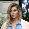 Kim Kardashian foi flagrada com botões da blusa aberto ao deixar um restaurante de Paris