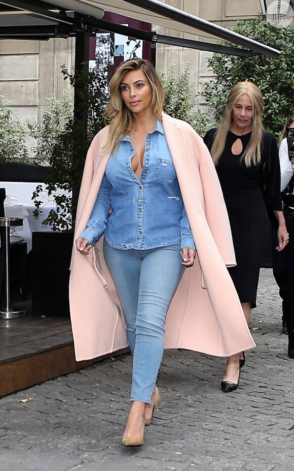 Kim Kardashian apostou em um look jeans para o almoço na Cidade Luz