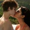 Justin Bieber postou uma foto antiga nas redes sociais em que aparece beijando Selena Gomez