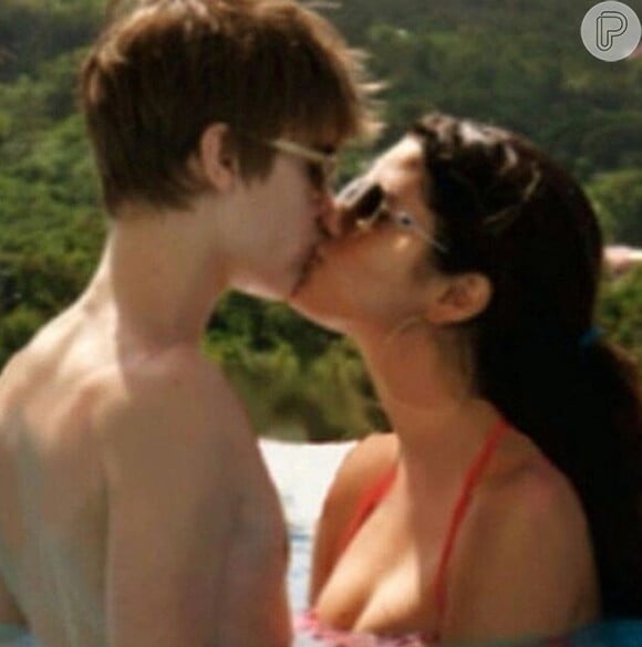 Justin Bieber postou uma foto antiga nas redes sociais em que aparece beijando Selena Gomez
