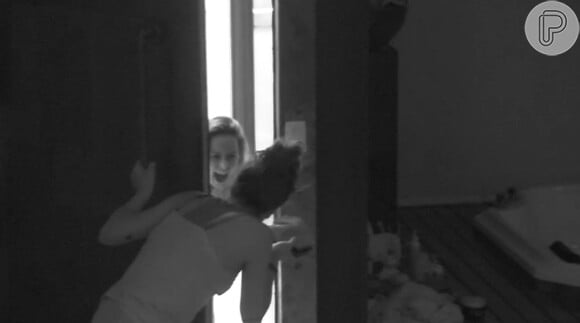 Na mesma manhã em que voltou do quarto separado e enfrentou Renan, Ana Paula bateu na porta da líder Juliana e surpreendeu gritando a frase 'Olha elaaaaaaaaa'.