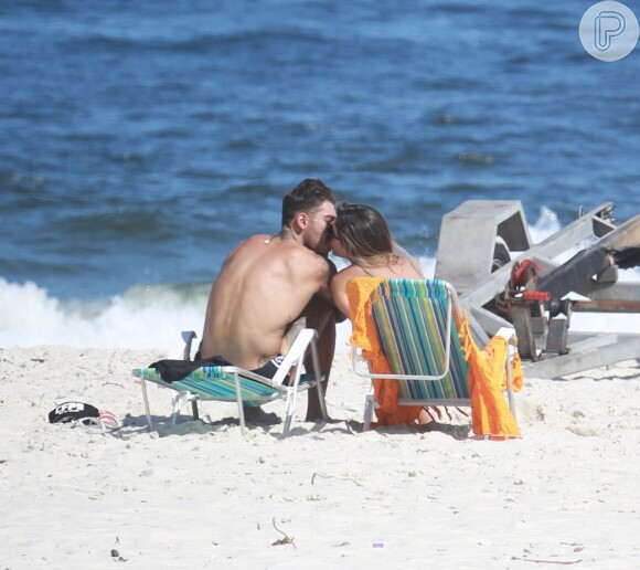 Recentemente, Lucas Lucco e Mariana foram flagrados aos beijos na praia da Barra, Zona Oeste do Rio de Janeiro