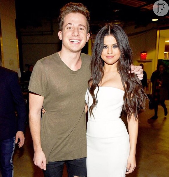 Selena Gomez estaria vivendo um affair com o cantor Charlie Puth