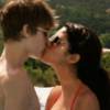 Justin Bieber postou uma foto antiga no Instagram em que aparece beijando Selena Gomez