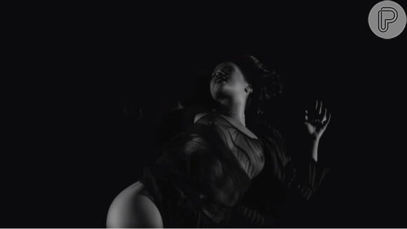 Rihanna apareceu semi nua no clipe de 'Kiss It Better', com roupas transparentes e seios à mostra