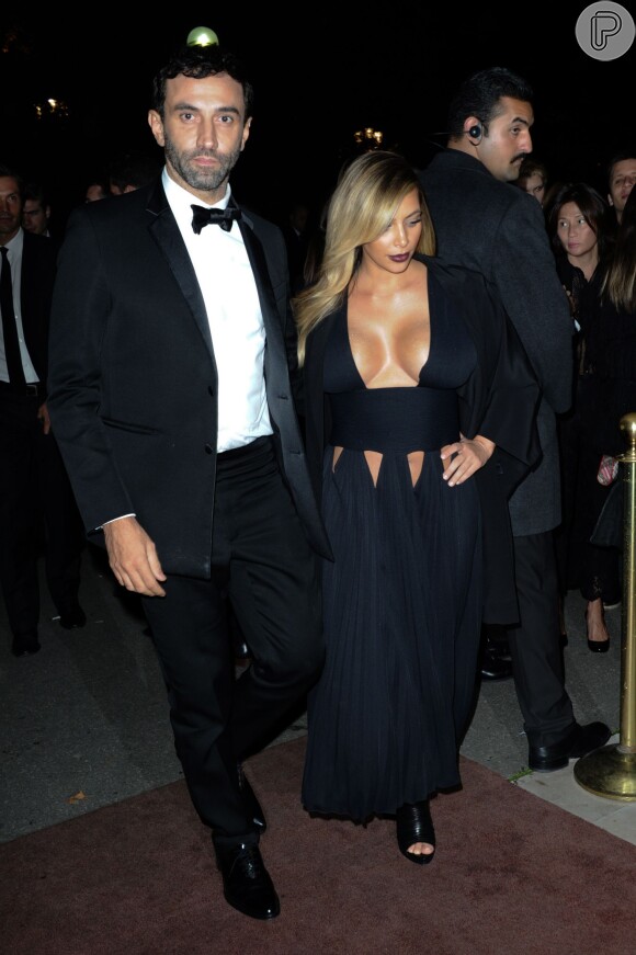 Kim Kardashian chega ao coquetel de 'Mademoiselle C' na companhia de Riccardo Tisci