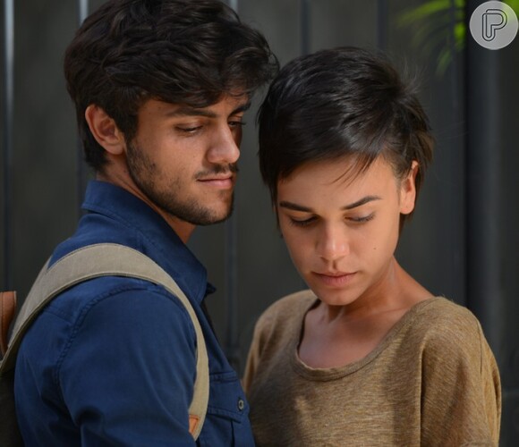 Leila (Carla Salle) percebe que Jonatas (Felipe Simas) ainda gosta de Eliza (Marina Ruy Barbosa) e termina o relacionamento com ele, na novela 'Totalmente Demais'