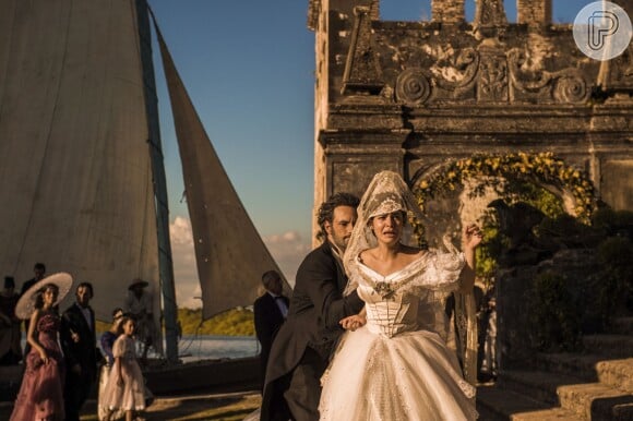 Tereza (Julia Dalavia) tenta fugir do casamento imposto por Afrânio (Rodrigo Santoro) ao ver Santo (Renato Góes) na porta da igreja, em cena da novela 'Velho Chico', prevista para ir ao ar a partir de 9 de abril de 2016