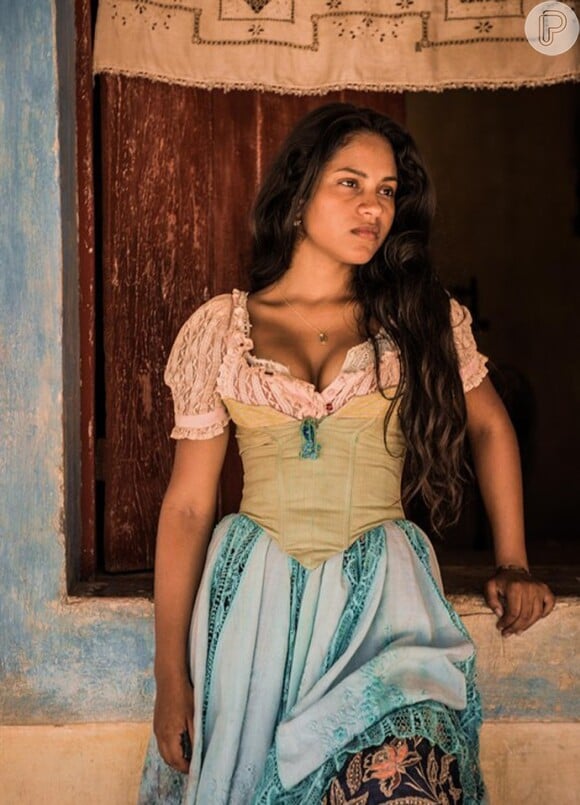 Luzia (Larissa Góes) conta para Santo (Renato Góes) que Tereza (Julia Dalavia) vai se casar com outro, na novela 'Velho Chico'