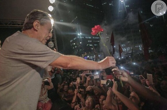 Chico Buarque esteve na manifestação realizada no Largo da Carioca, no Centro do Rio de Janeiro, e fez um discurso a favor da democracia e contra o golpe