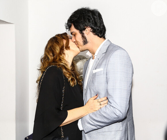 Paula Braun e o marido, Mateus Solano, se beijam durante festa de lançamento da próxima novela das onze, 'Liberdade, Liberdade'