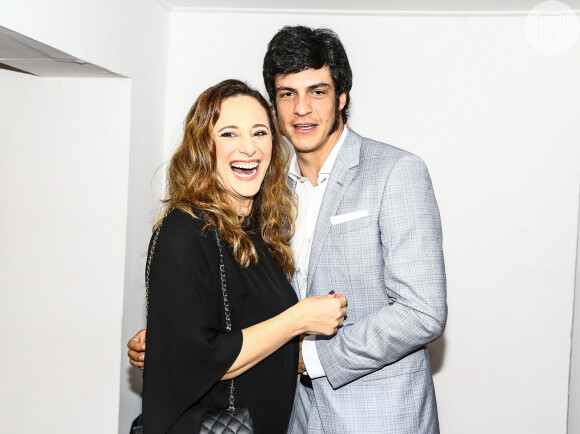 Paula Braun acompanha o marido, Mateus Solano, na festa de lançamento da novela 'Liberdade, Liberdade' na noite desta quinta-feira, 31 de março de 2016