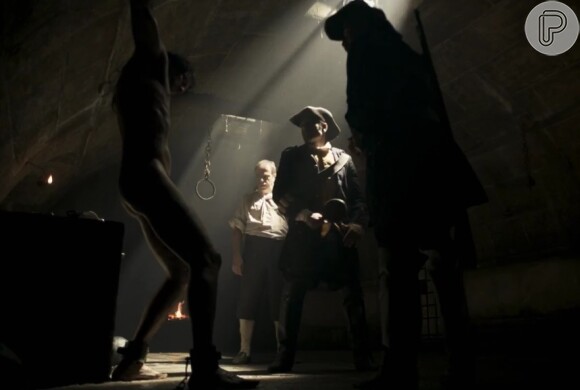 Em 'Liberdade, Liberdade', Mateus Solano aparece nú em uma cena na qual seu personagem é torturado