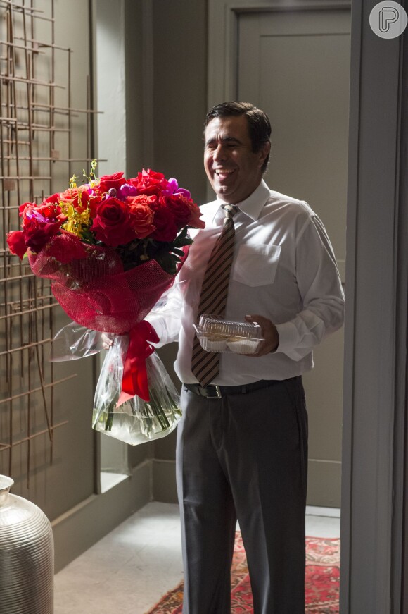 Em 'Totalmente Demais', Hugo (Orã Figueiredo) aparece de surpresa no apartamento de Carolina (Juliana Paes), com um buquê de flores e uma caixa de empadinhas