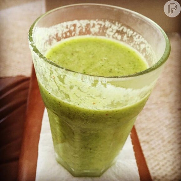 Ricardo Pereira mostra seu cardápio saudável com fotos nas suas redes sociais: suco verde para começar o dia