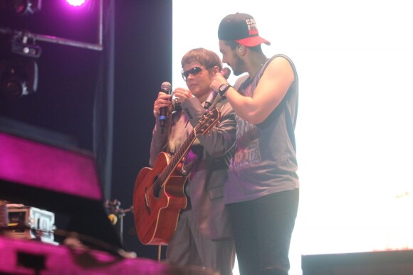 Xuxa se disfarça de músico de Luan Santana em show do cantor no Rio, nesta sexta-feira, 1º de abril de 2016