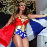 Viviane Araújo usa fantasia de Mulher-Maravilha em sua festa de aniversário