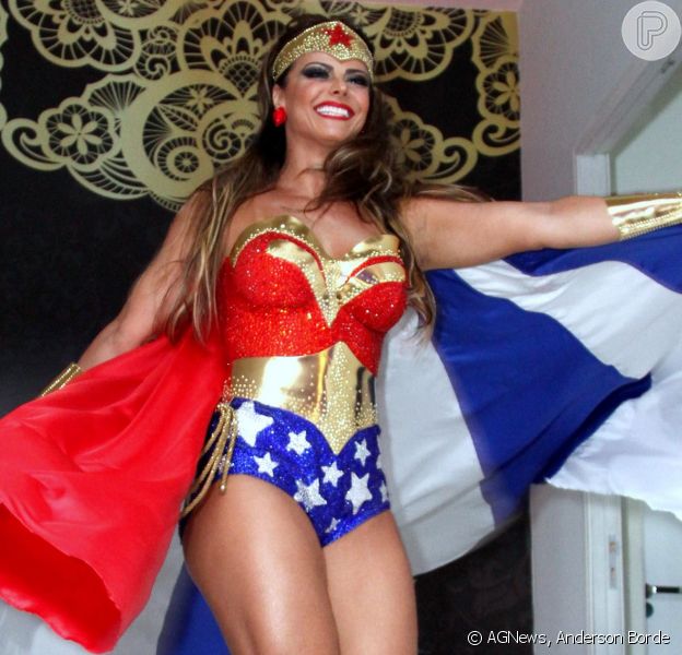 Viviane Araújo se fantasia de Mulher-Maravilha, e o noivo, Radamés, de Super-Homem, na festa de aniversário da atriz, nesta sexta-feira, 1º de abril de 2016