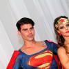 Viviane Araújo se fantasia de Mulher-Maravilha, e o noivo, Radamés, de Super-Homem, na festa de aniversário da atriz, nesta sexta-feira, 1º de abril de 2016
